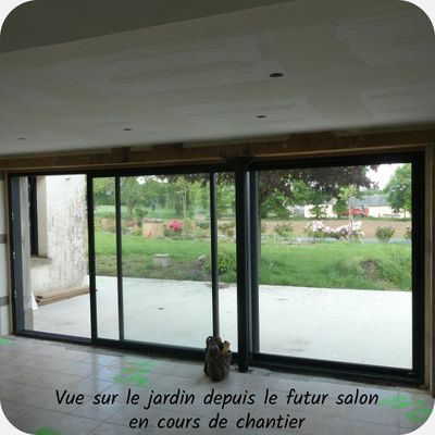 Vue sur jardin en cours de travaux sur longère 